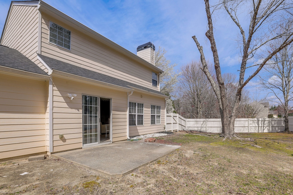 14 Mi to Lake Lanier: Family Home w/ Yard