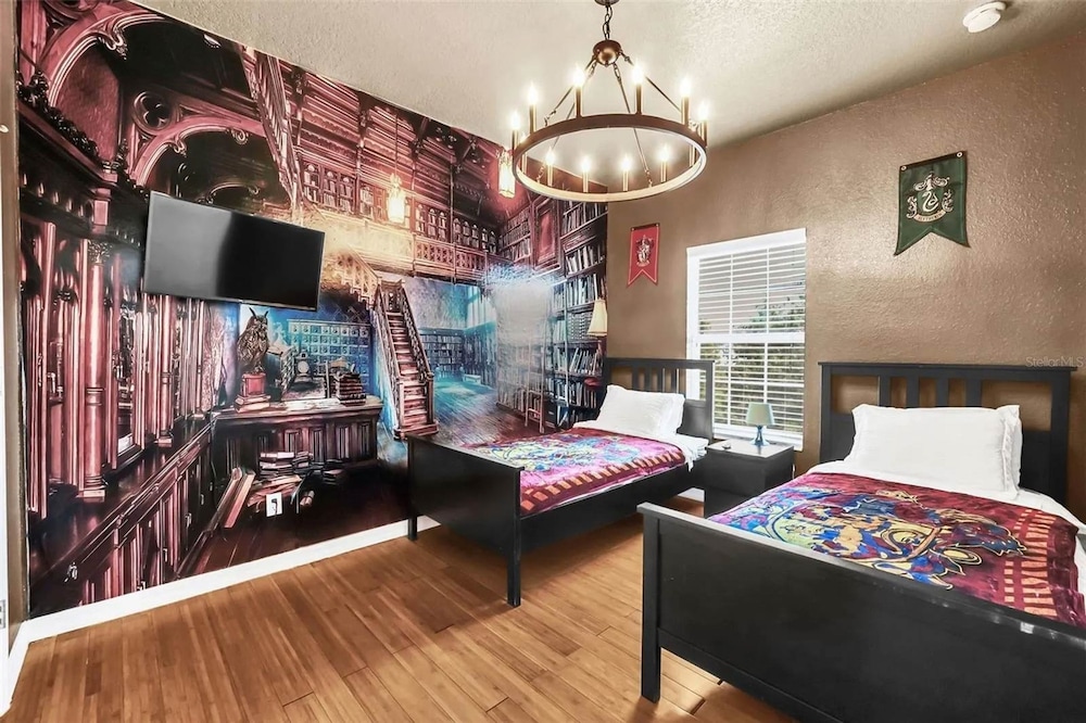 2335 Amazing 5BD Family Townhome Close to Disney