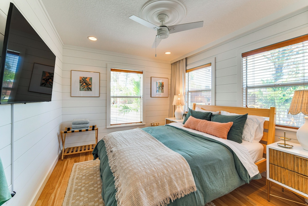 Walk to Gulf: Luxe Luau-themed Gem in Holmes Beach