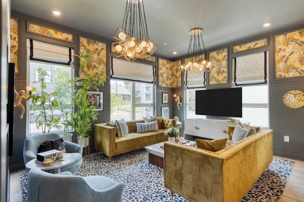 Colorful 4BR w/ Artful Design, Dining & Easy Access to Broadway The Bloom House by Avantstay