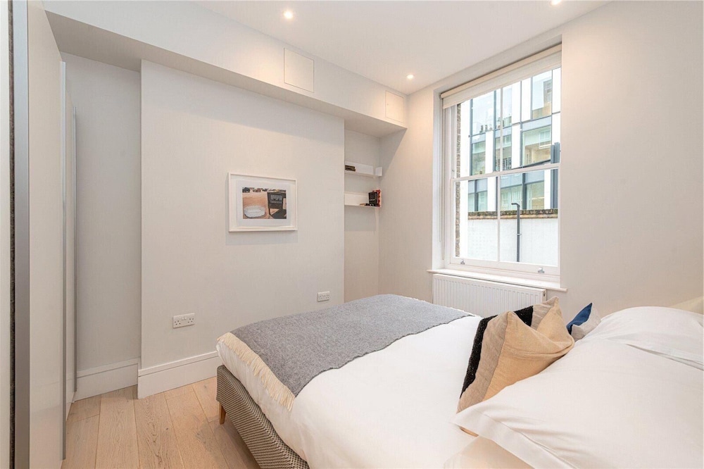 Apartment-sleeps4-parking-100walkingscore