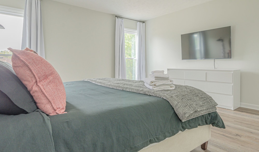 6-Bed Artistic Home with Game room