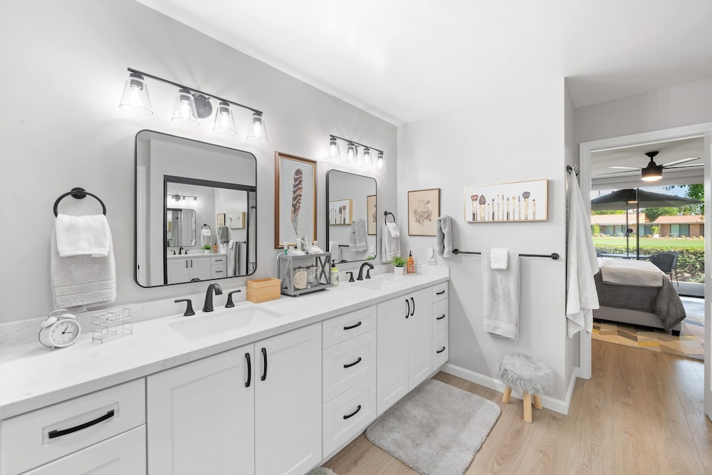 Designer Seville Condo w Golf Mountain Views