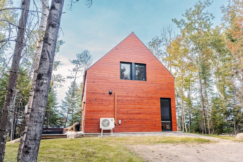 Bright Chalet With hot tub and Indoor Sauna