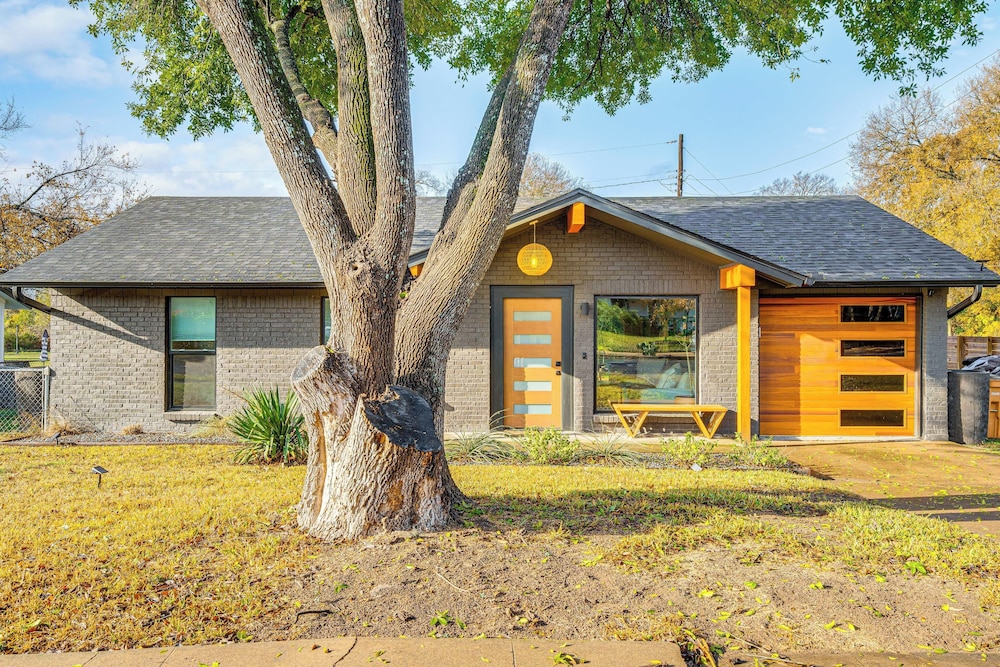 2 Mi to Dtwn: Austin Getaway w/ Natural Pool