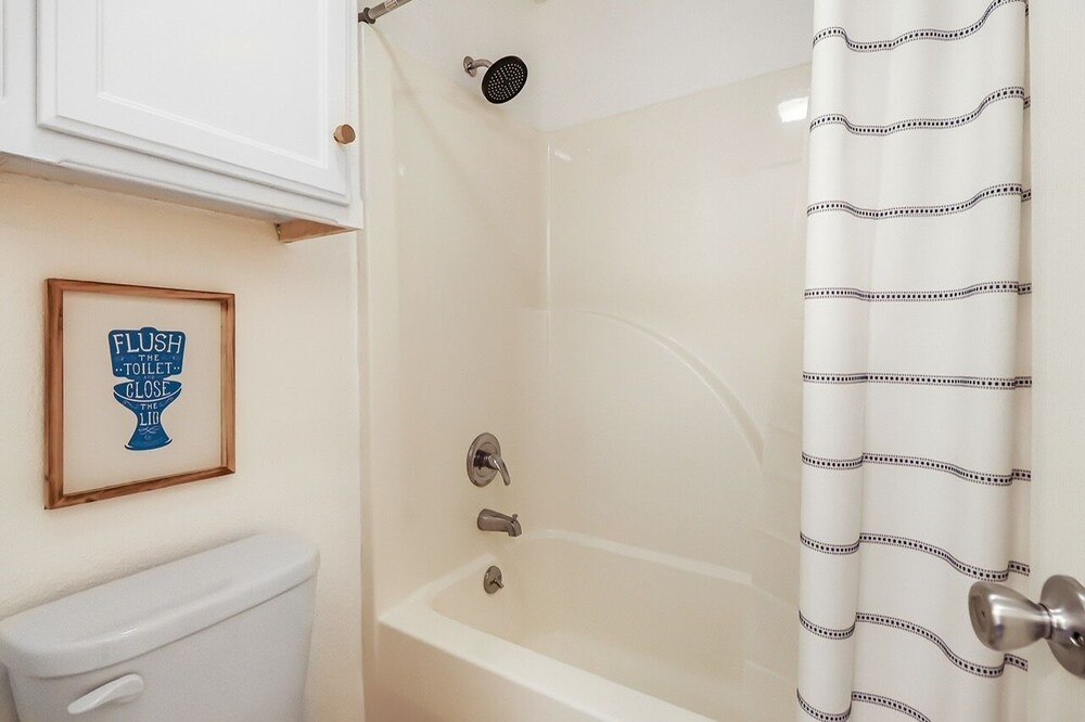 Beach'n Inn 3 Bedroom Home by RedAwning view 5