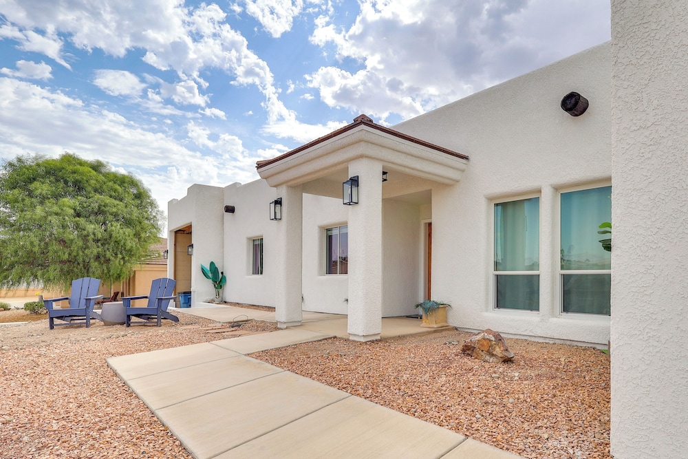 Poolside Relaxation: Group-friendly Home in Havasu