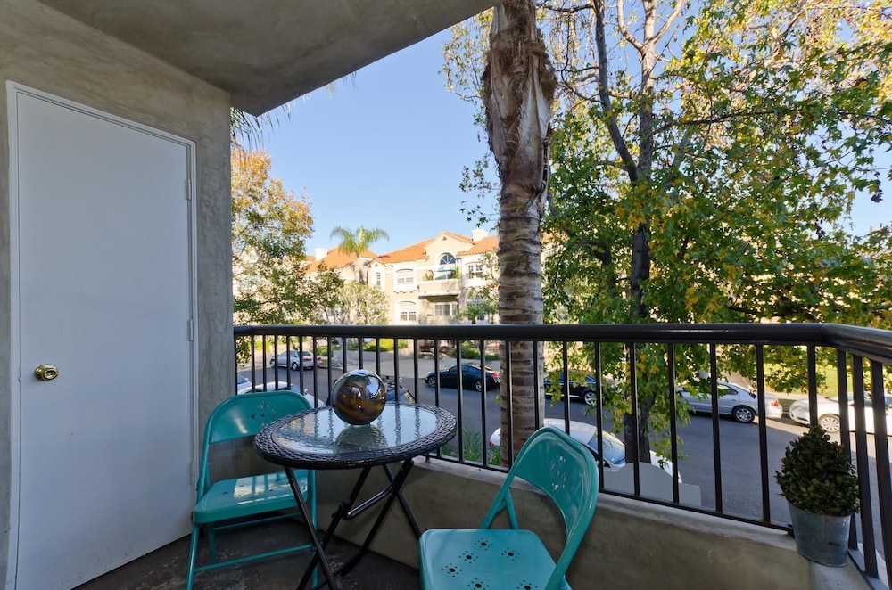 LA037 2 Bedroom Apartment By Senstay - Image 1