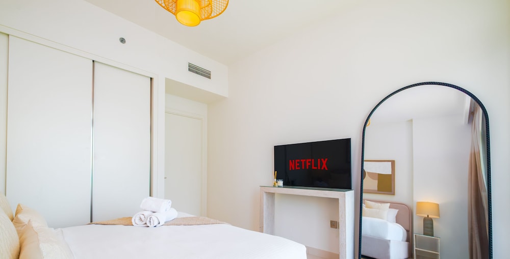 LUX The Beach Vista Dubai Eye View Suite