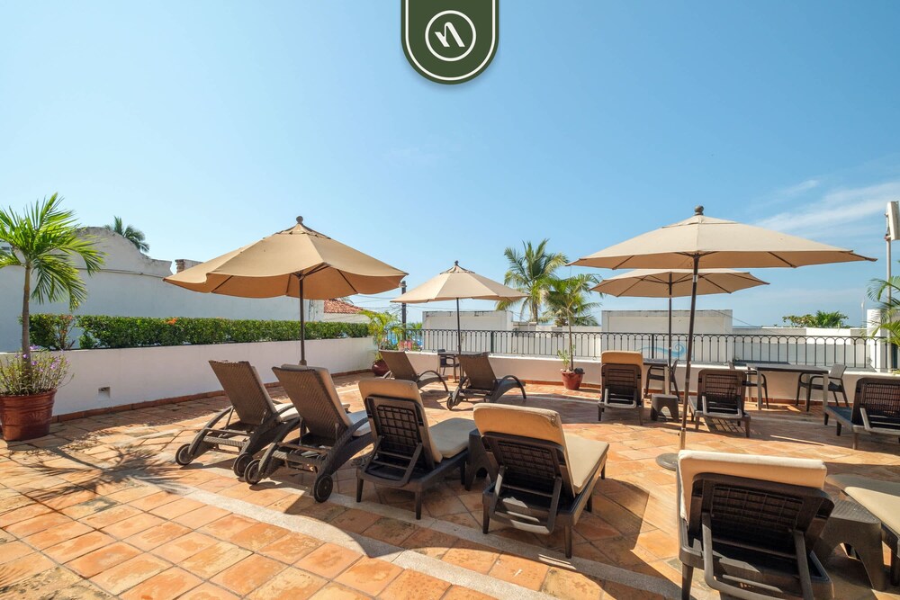 Amazing 2 BR Condo - Partial Oceanview - Pool