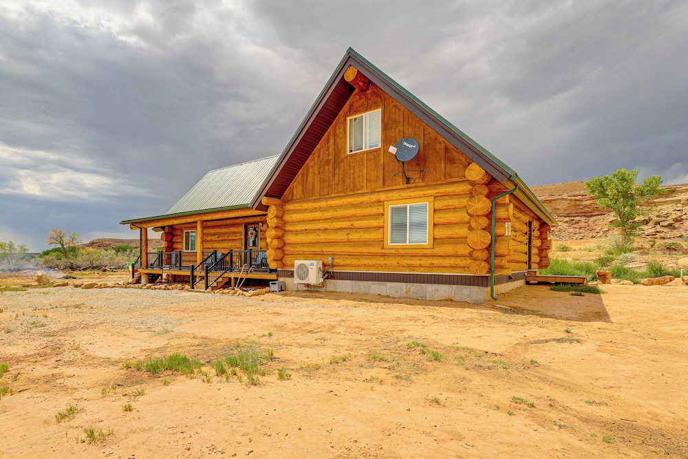 < 2 Mi to Skinwalker Ranch: 'rustic Cliff' Retreat