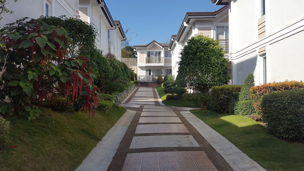 2 Bedroom Villa by AP at Tagaytay Hampton Villa
