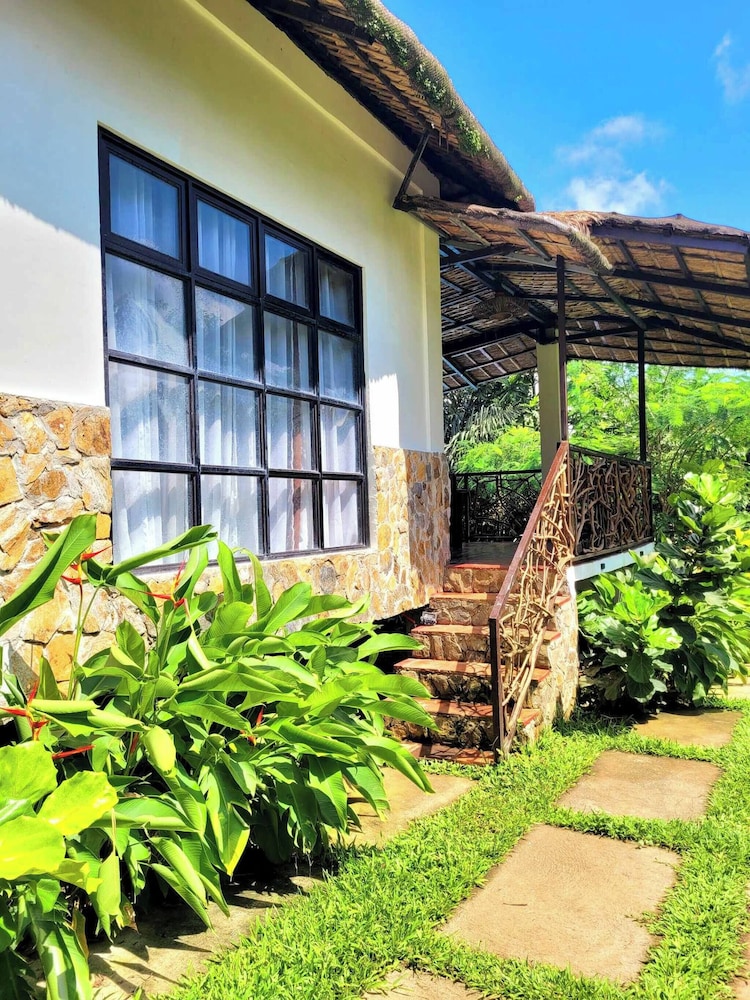 Modern Bahay Kubo Near Tagaytay - Casita Anahaw