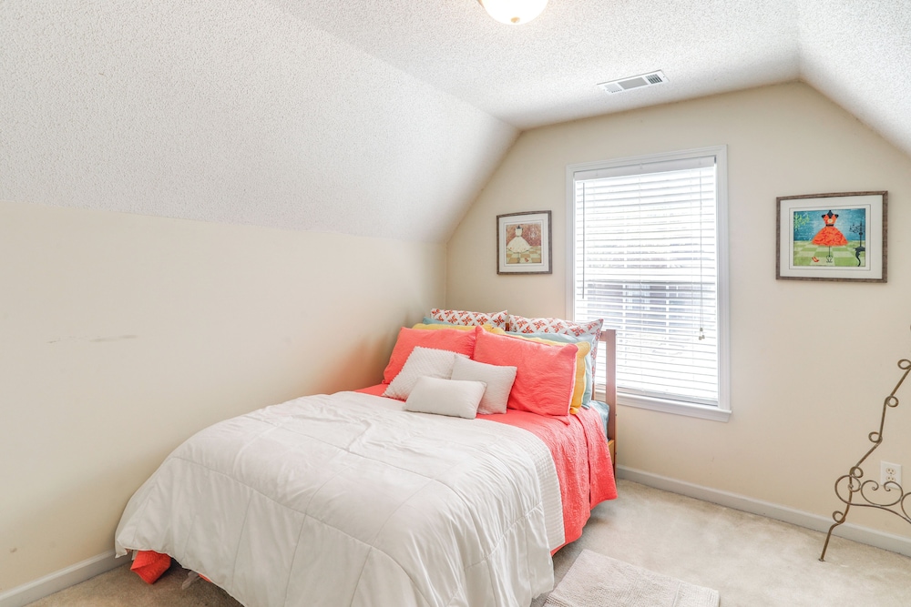2 Mi to Shelby Farms: Charming Family Home w/ Yard