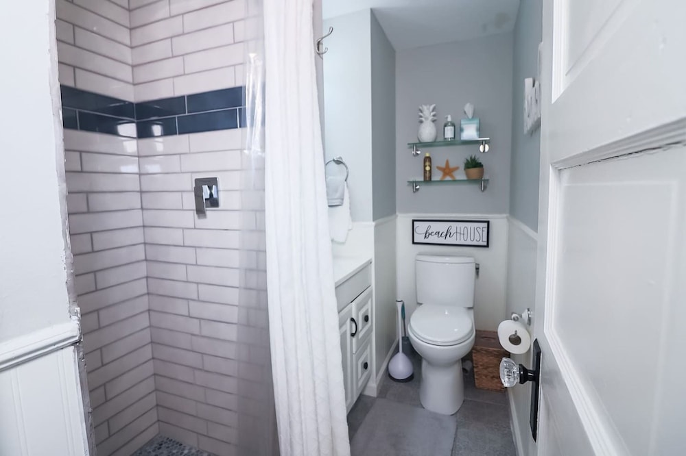 Vibrant Bungalow 2 Minutes to the Beach