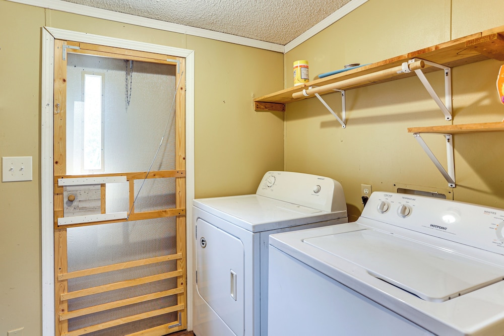3 Mi to Dtwn: Pet-friendly Farm Retreat in Paris!