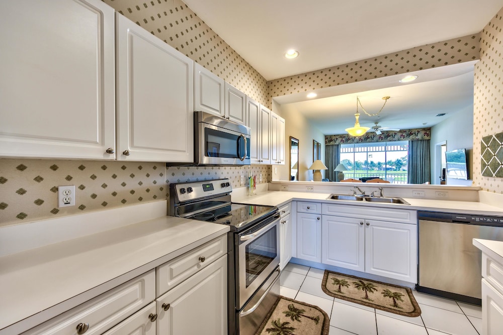 Solterra Vacation Rental: Luxury 3-BR Condo with Lake & Golf Views. Access to Luxury Pool, Hot Tub, and Golf Courses at Lely Resort. Close to Naples Beache