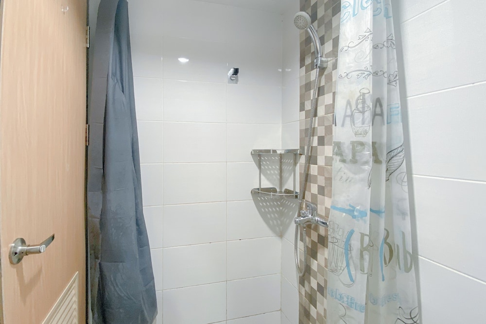 Minimalist And Homey Studio Apartment At The Alton