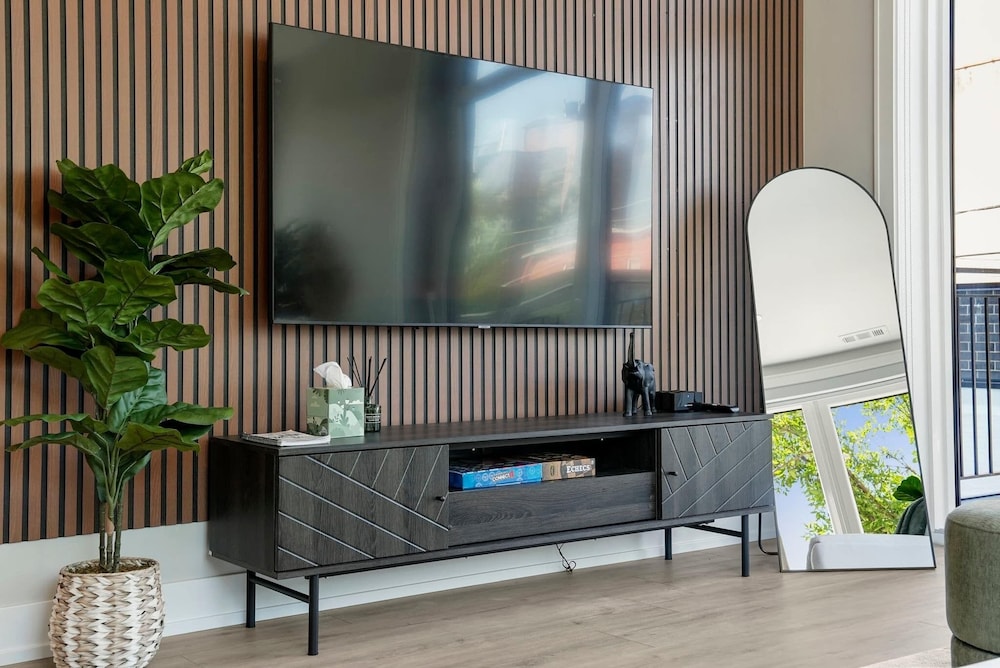 Modern 2br2ba Condo Free Parking and Balcony
