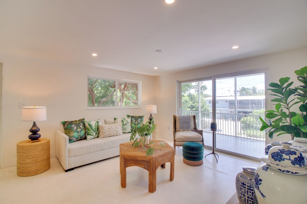 Steps to Gulf: Sleek Top-floor Apt in Tavernier!