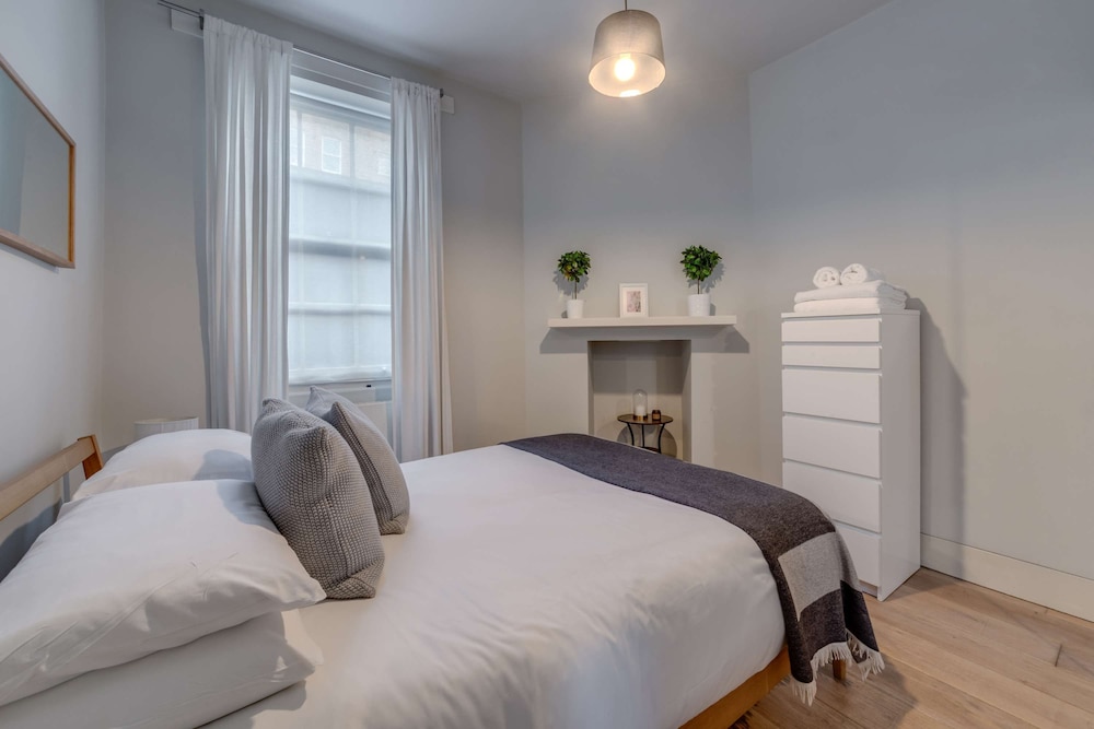 The Foxhole - Fitzrovia - by Frankie Says