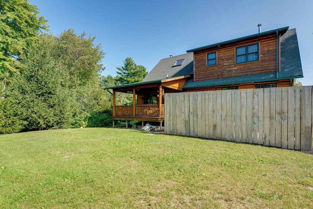 1 Mi to Public Beach: Port Austin Cabin w/ Hot Tub