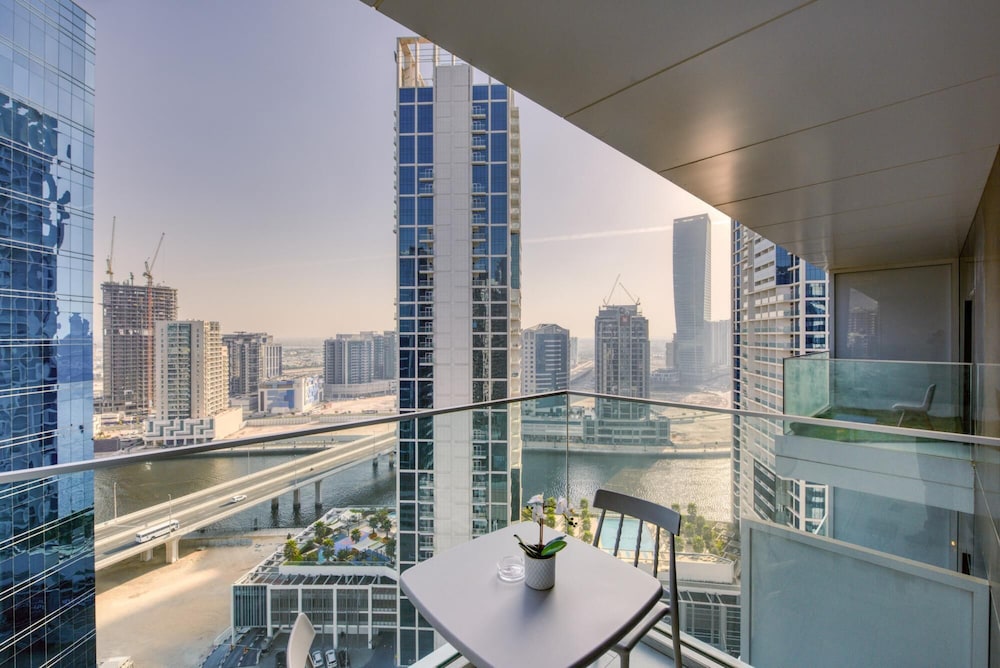 Stylish Studio w Dubai Canal Vw in Business Bay