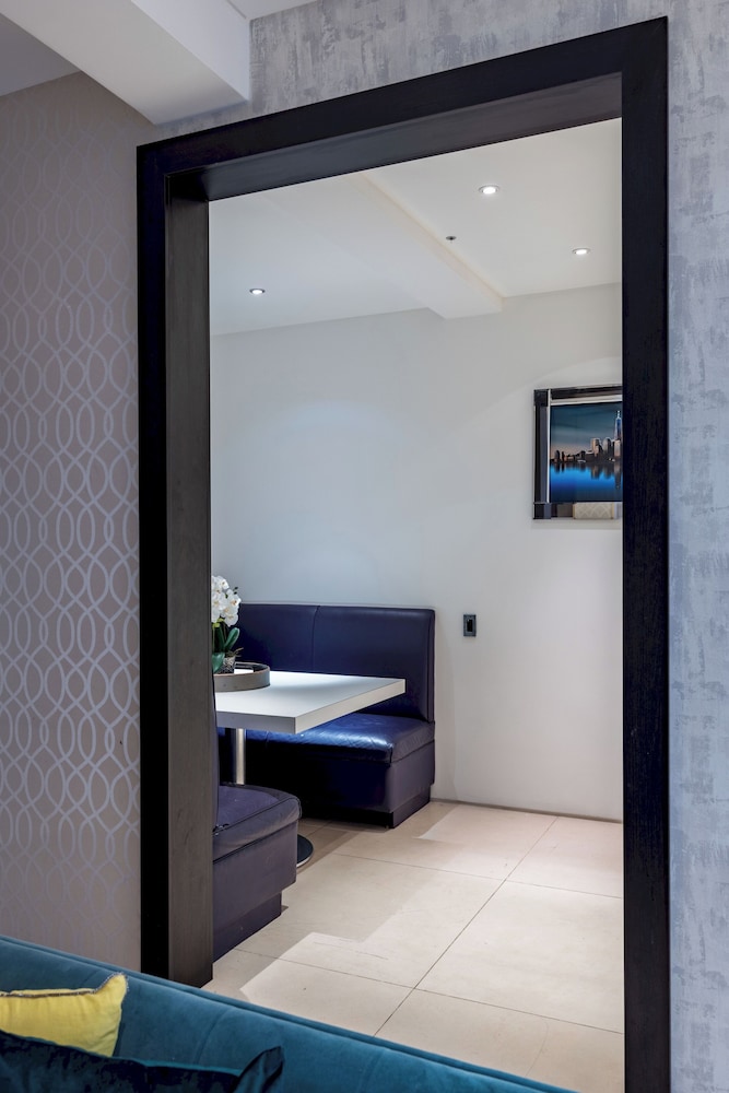 Park Lane 4-bed Huge Designer pad