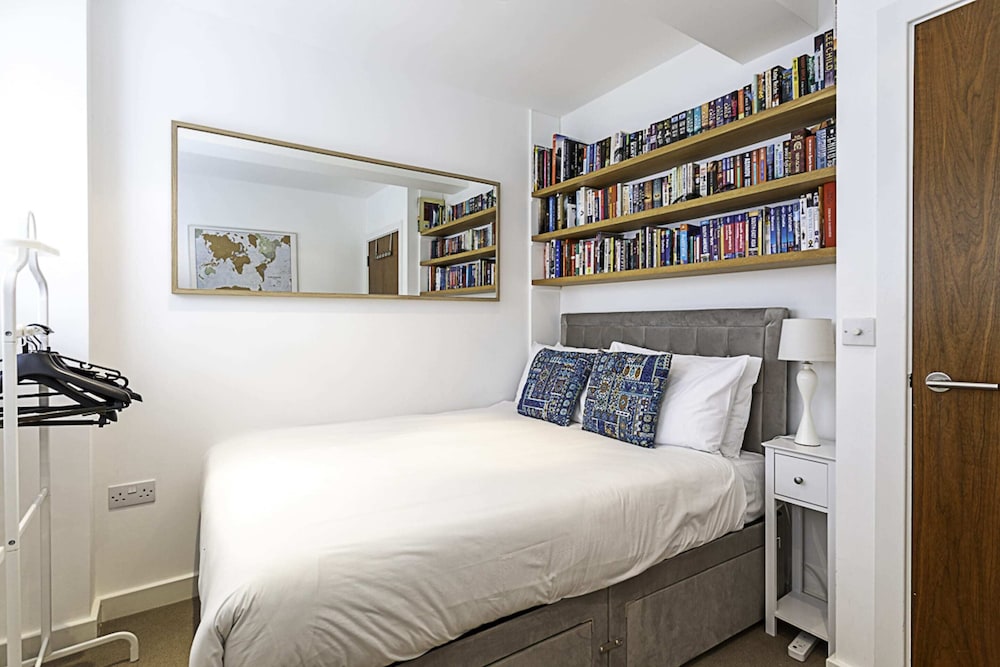 3 Bed Luxury Penthouse in Shoreditch view 3