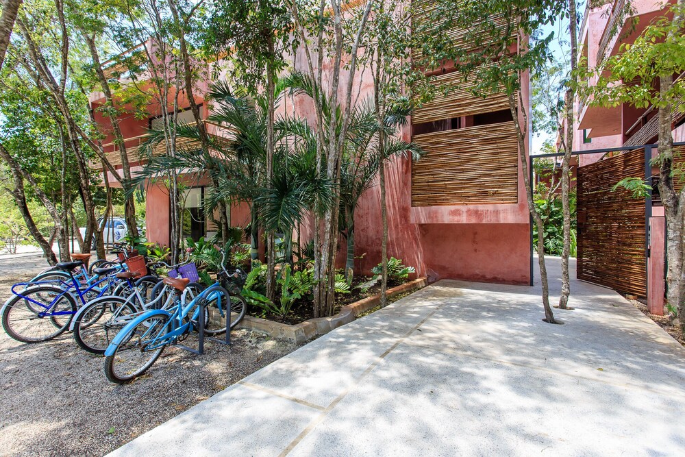 Vibrant Condo in Nature with Pool view 2