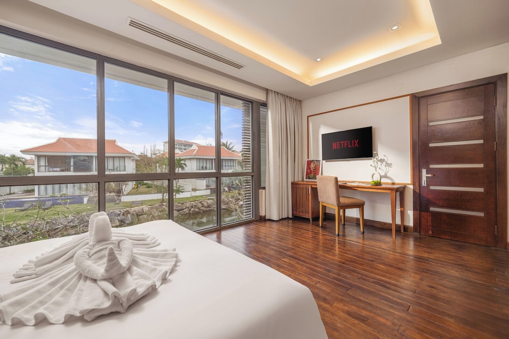 Ocean Villa Da Nang 4BR 5 Beds, Private Pool and Kitchen