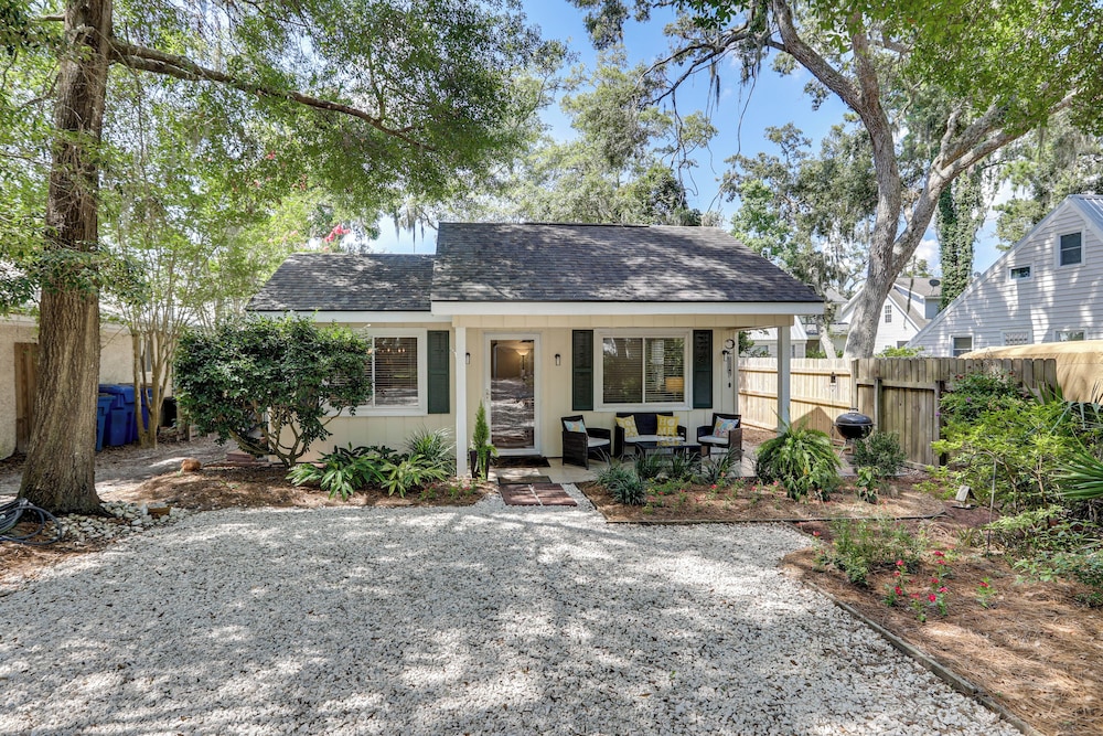 4 Mi to St Simons Beach: Home w/ Furnished Deck