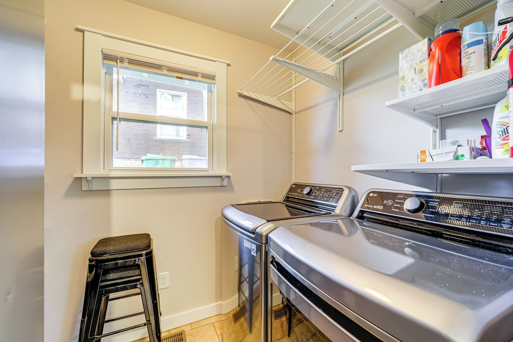 1/2 Mi to River Arts District: Home w/ Deck!