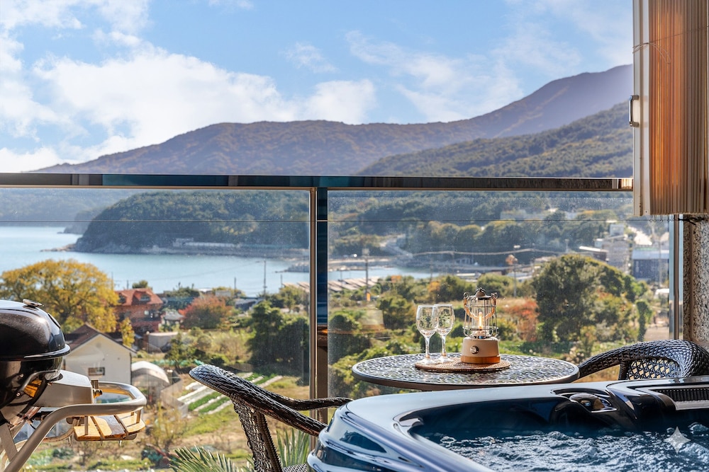 Geoje Pension Kan Pool Villa