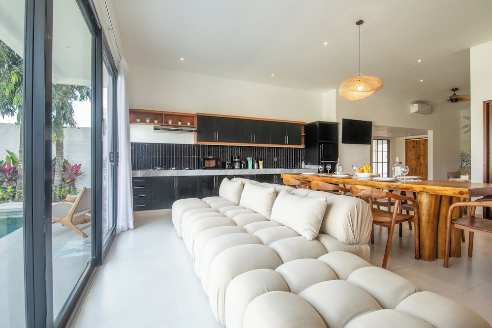 4 Bd Seminyak Retreat, Rice Fields 4 Mins to Beach