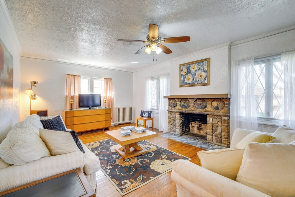 Trendy South Euclid Apt - 5 Mi to Cleveland Clinic