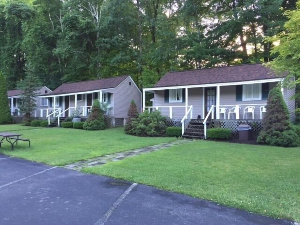 Adirondack Oasis Motel