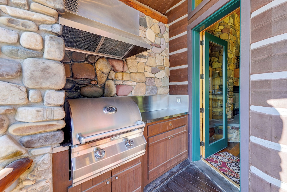 Ski-in/out, Hot Tub: Spacious Retreat in Whitefish