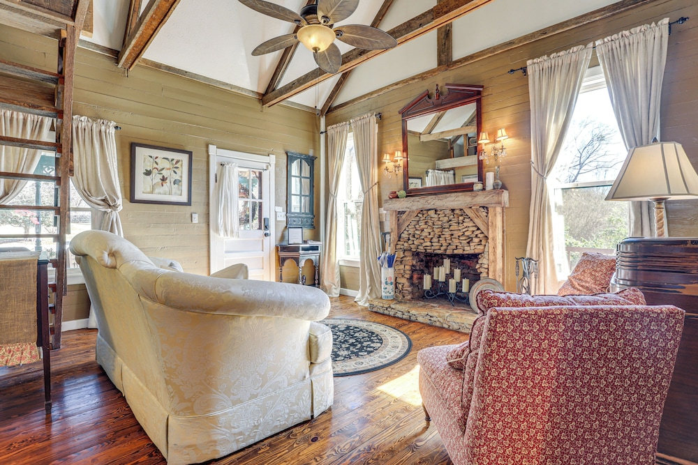 Large Deck: Luxe 6-acre Retreat in Dahlonega!