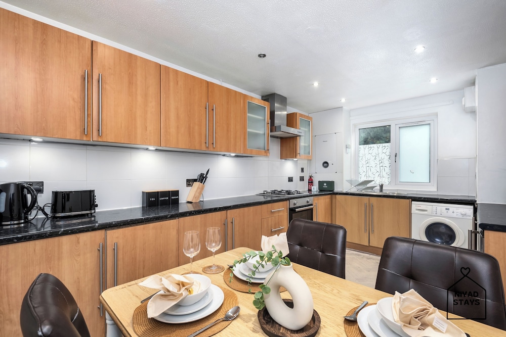 Hale Lodge, Beautiful 3 BR Home With Free Parking