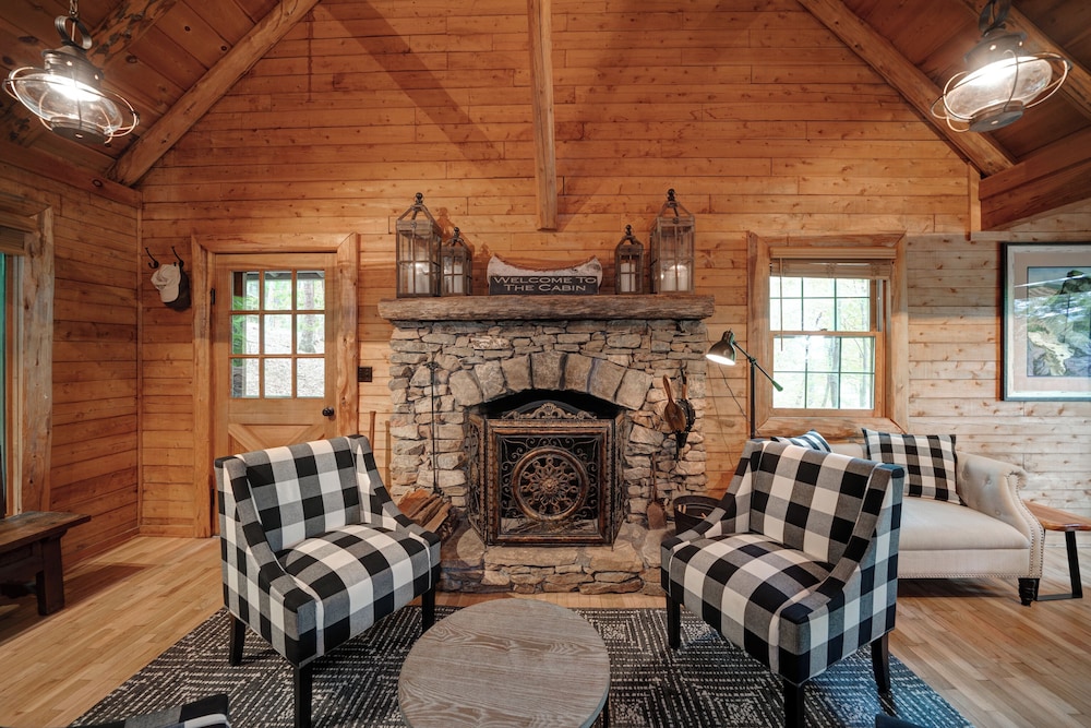 The Guest House Historic Cabin in Big Canoe