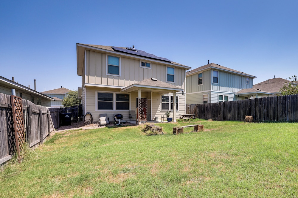 Family Home w/ Pool Access: 5 Mi to Downtown Buda!