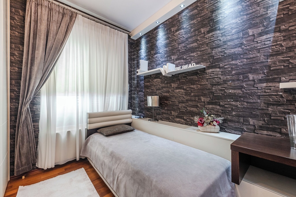 Vollga Luxury Seafront Suite