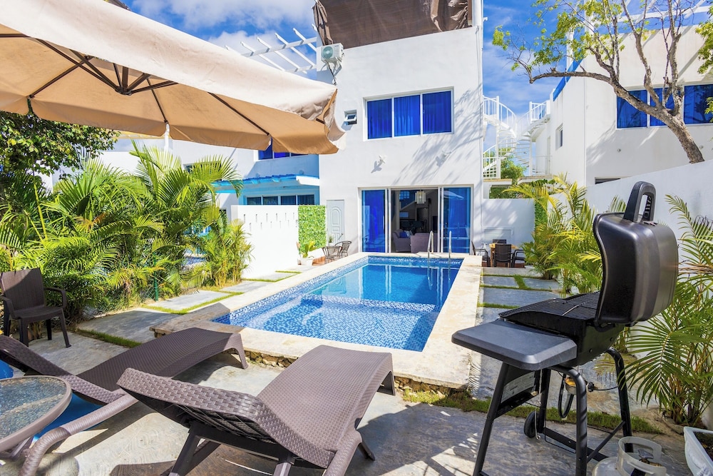3BR Villa With Pool Rooftop and BBQ Gated Area