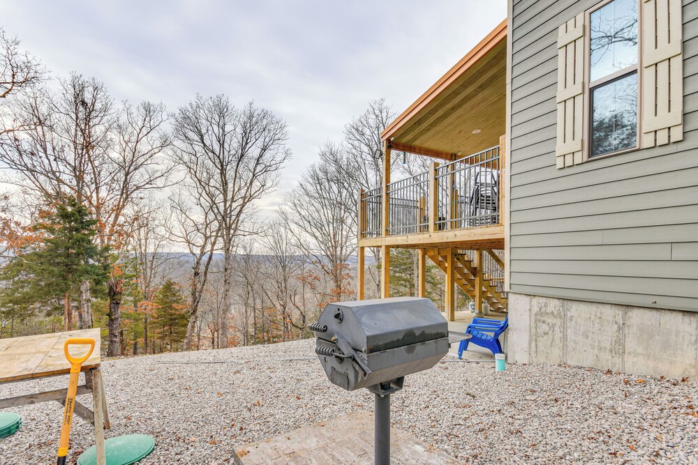 Covered Porch & Fire Pit: Cabin in Richland
