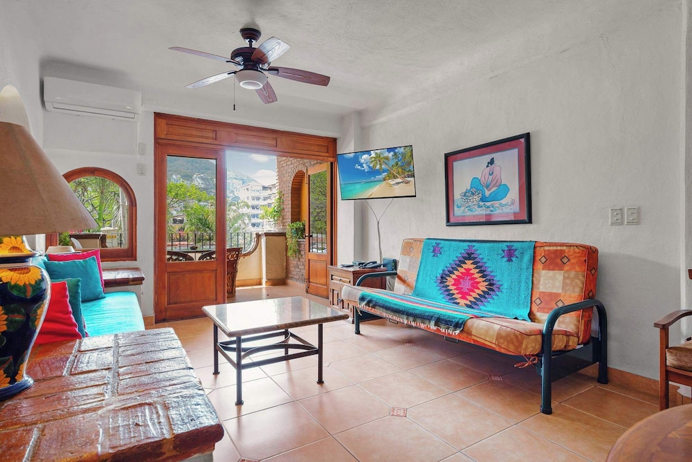 Ocean View 1Br Condo-balcony-beach-pool - 306