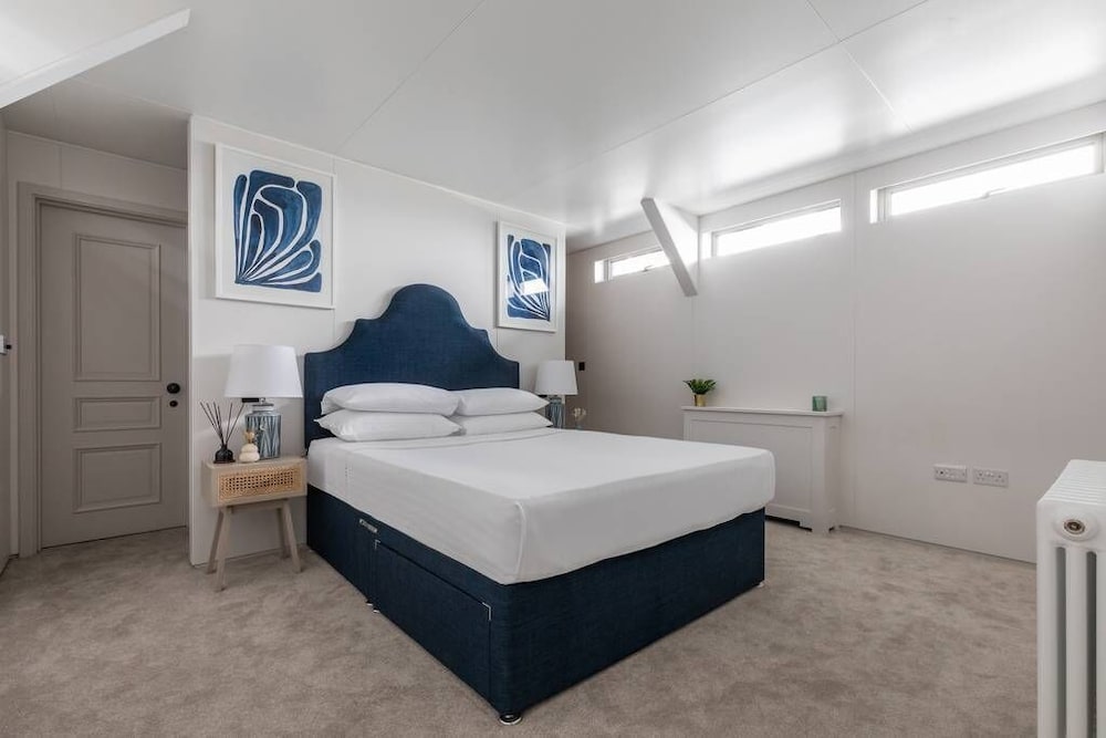 Cheyne Walk Houseboat by Onefinestay