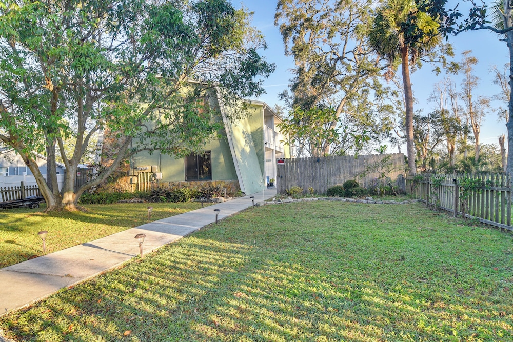 5 Mi to Beaches: Seminole Retreat w/ Balcony
