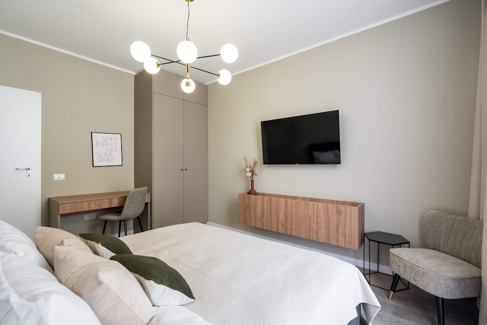 Elegant & Bright 2BR Condos - Steps from Old Town