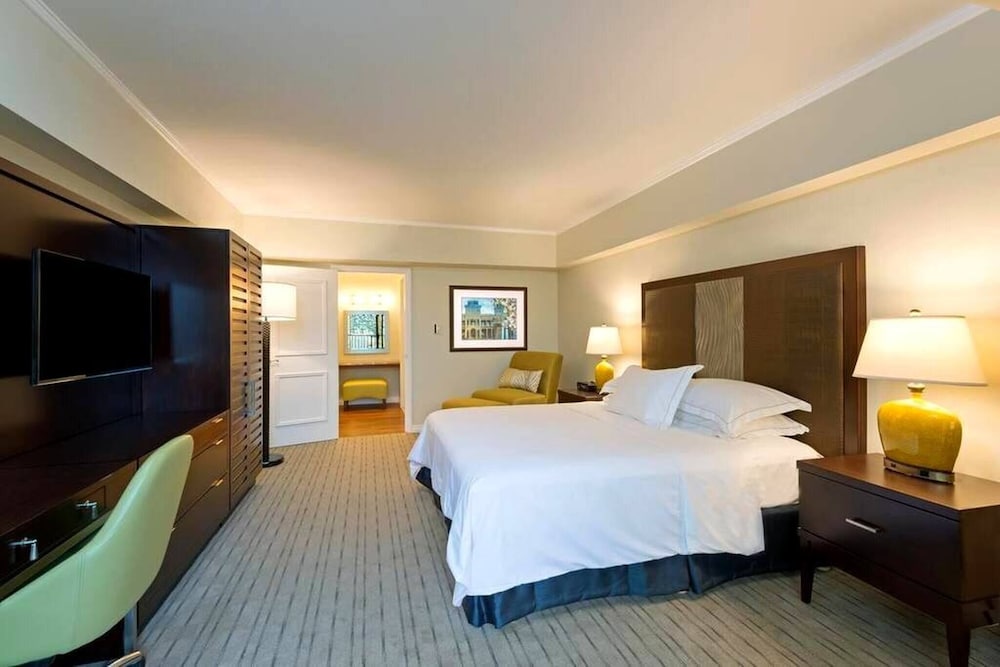 Room in Holiday House - Hgvc Hawaiian Village Resort & Spa, Hot Tub, Pool! view 5